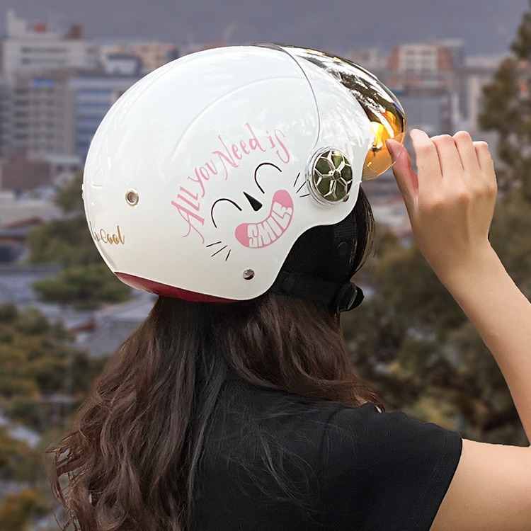 Casco de coche eléctrico mujer fábrica al por mayor verano batería coche casco ligero lindo personalidad medio casco motocicleta