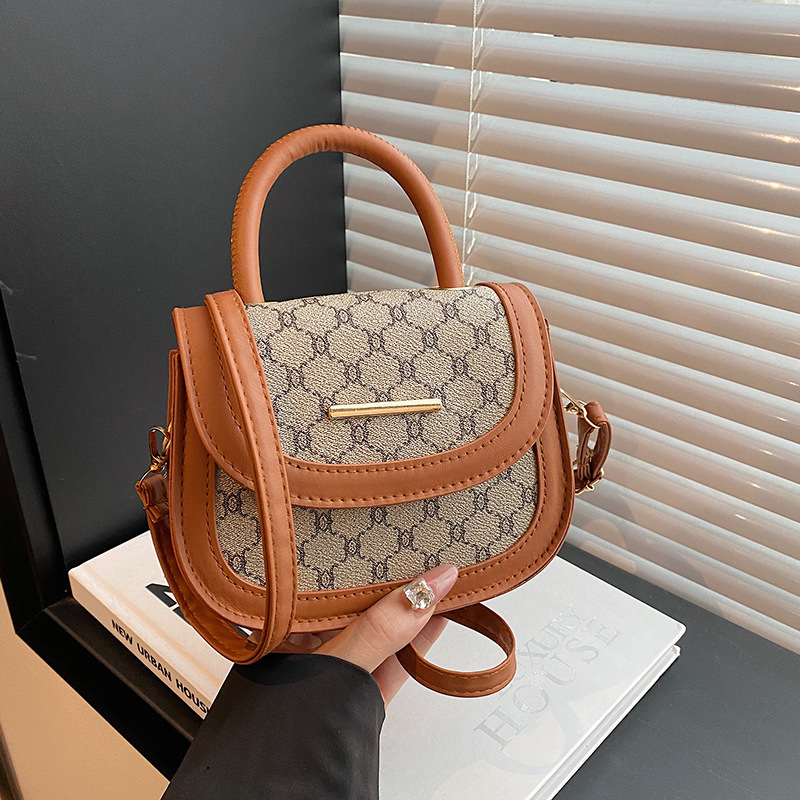 2024 nuevo bolso de silla semicircular bolso de moda de nicho bolso de mensajero con costuras de color en contraste bolso de hombro con personalidad ins