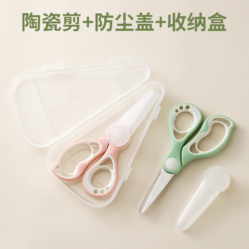 陶磁器のはさみの赤ちゃんは食べ物を切ります。子供は肉を切ります。|undefined