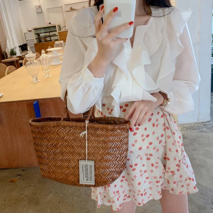 百變2021春季新款溫柔俏皮木耳邊V領襯衫+高腰包臀碎花半身裙女