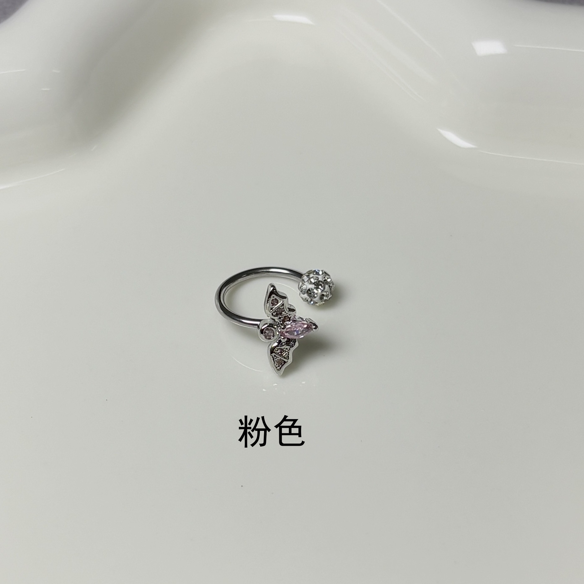 16G labret stud size and finish detail