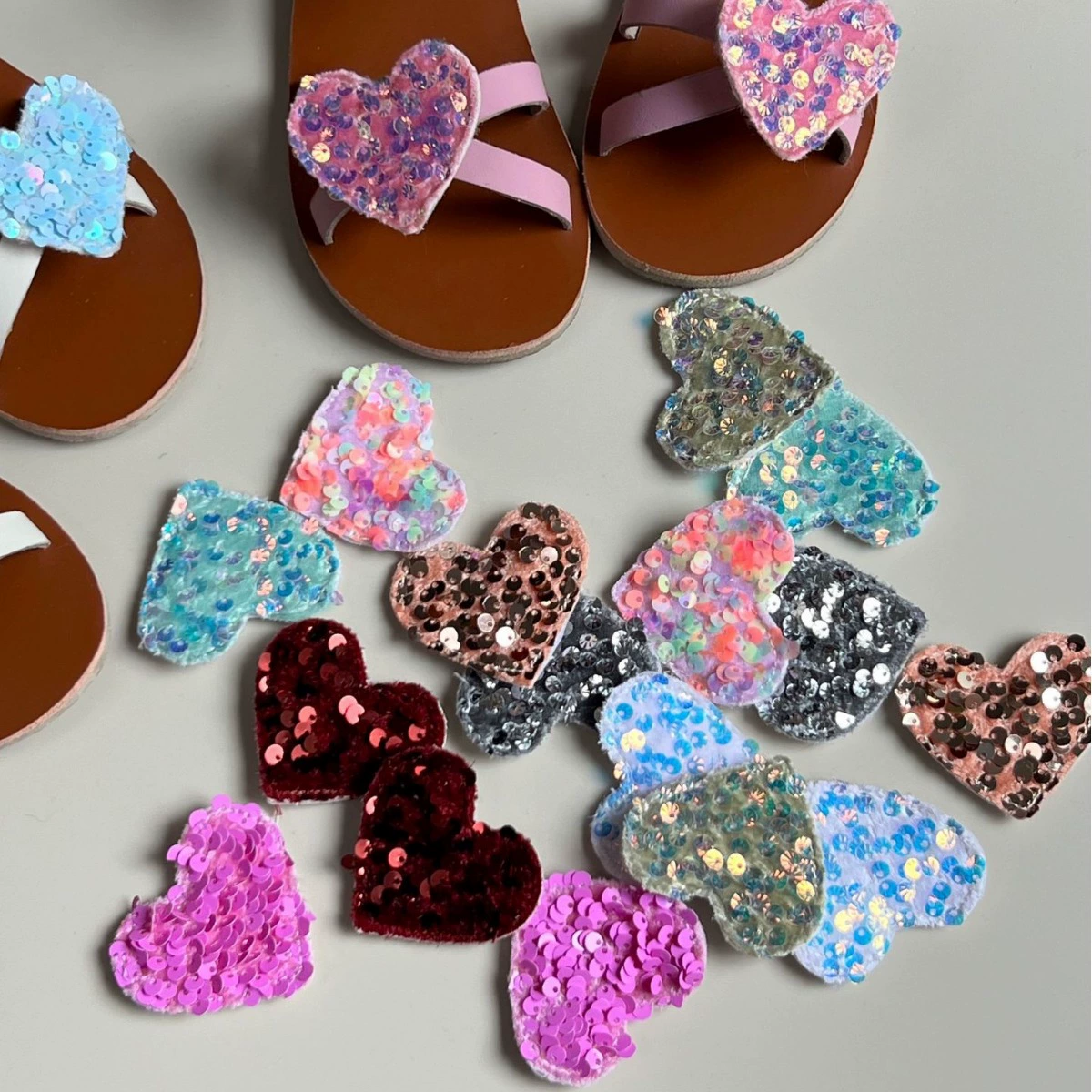 Разноцветные аксессуары для сабо в форме сердца на липучке LittleSummer, универсальный стиль