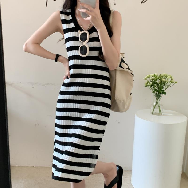 Round neck contrast striped knitted sleeveless vest dress for women's summer Korean version slimming and lazy long skirt trend