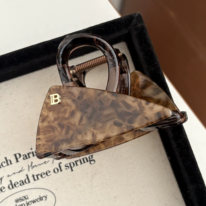 Изысканный ретро-акула/платформа? Но must translate accurately: "Sophisticated retro shark, crab pin, South Korea, light luxury style, high-quality style" -> "Изящная ретро-акула, заколка-краб, Южная Корея, стиль легкой роскоши, стиль высокого качества"