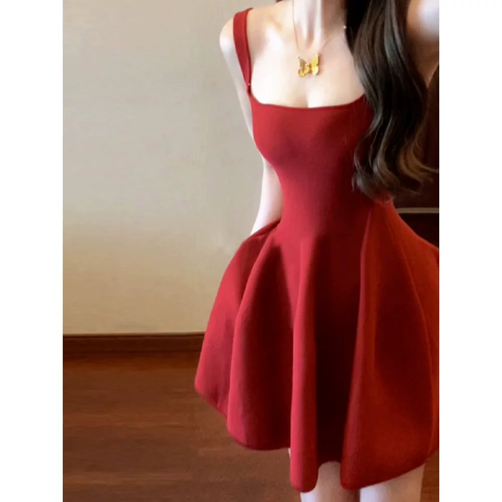 Сексуальное платье с квадратным вырезом и подвязками в стиле чистой страсти для женщин, ранняя весна 2025, новый французский стиль с завышенной талией для лета.