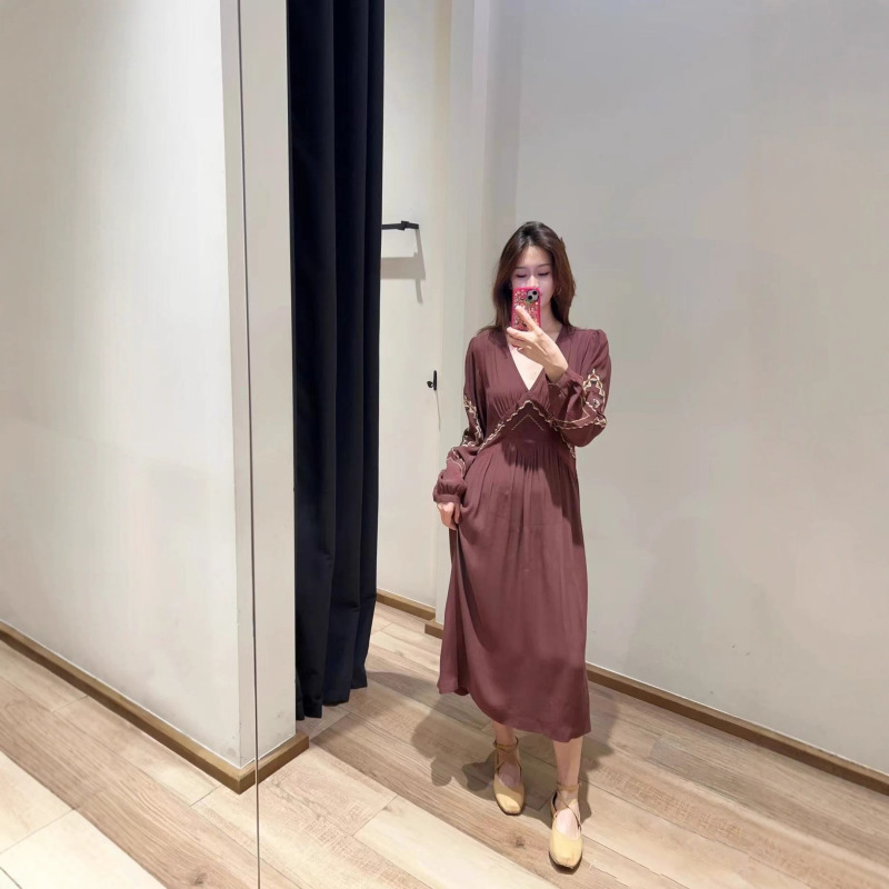 Nanyou Dress, High-End French Resort Style, Brown V-Neck Embroidered Long-Sleeve Dress, Waist-Cinching, Slimming Mid-Length Dress