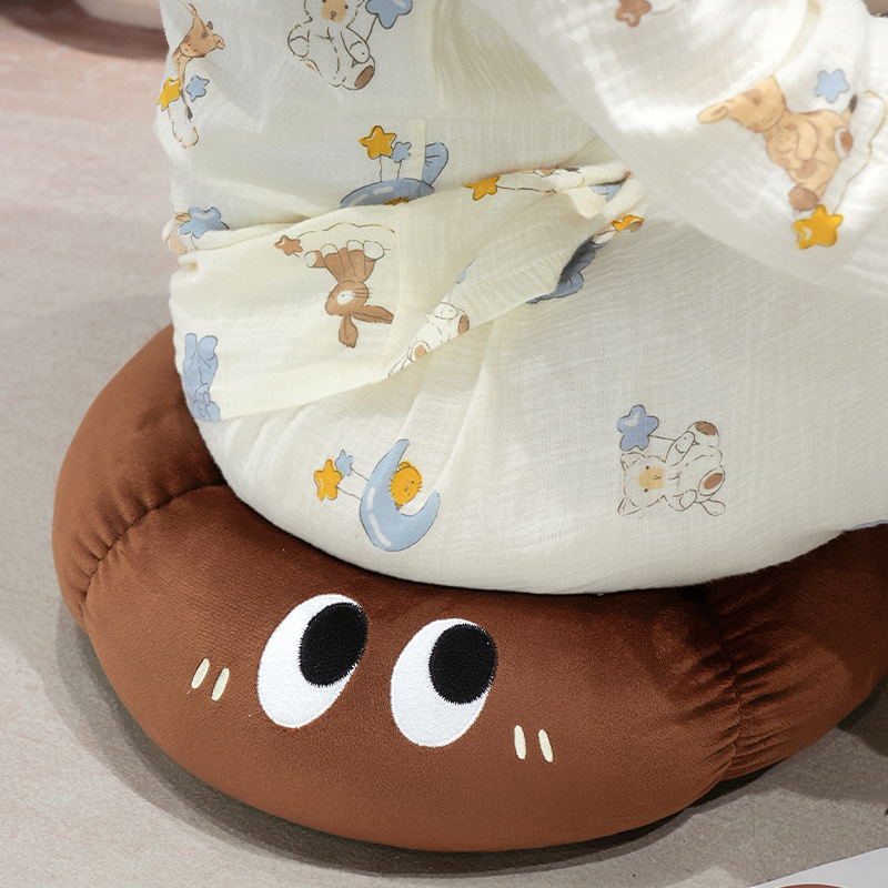 Manzana roja almohada almohada muñeca de peluche hongos de ojos grandes frutas y verduras en la cama en línea dormitorio rojo