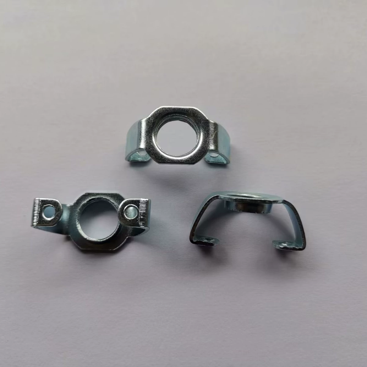 Оптовая продажа керамических патронов E14, кронштейнов GU10, фиксированных железных кронштейнов, осветительных аксессуаров, регулируемых по высоте, различных спецификаций.