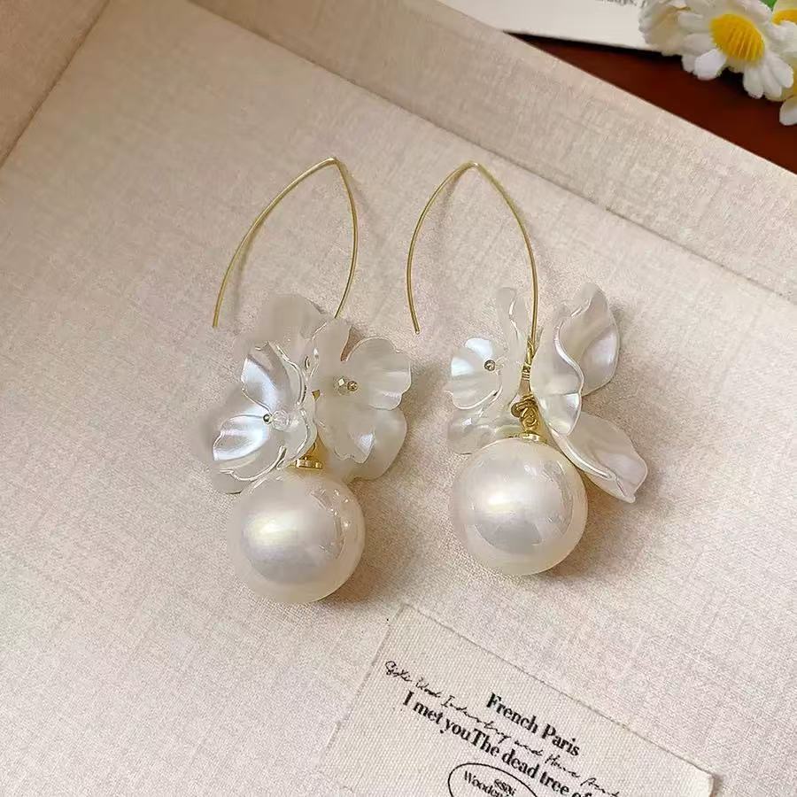 Europa y los Estados Unidos exageraron la imitación de flores de perlas, ganchos de orejas, nuevos nichos de diseño de temperamento ganchos de orejas, perlas
