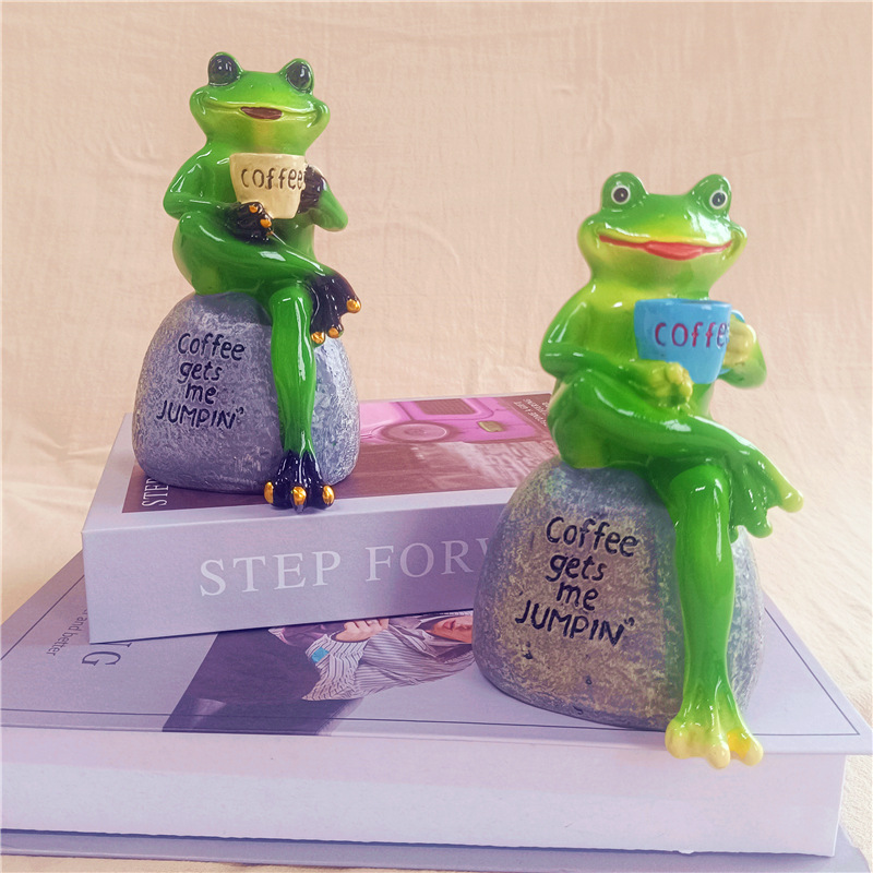 Frø havefigur i harpiks med solcellelys til haven dekoration_voghion.com