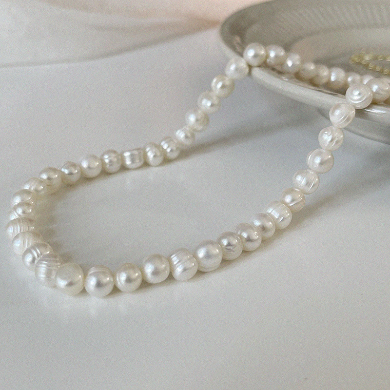 Luxurious Geometric Pearl Beaded Necklace
