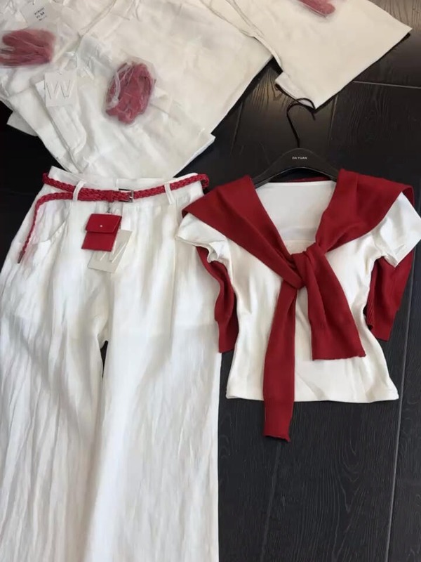 ユニークで美しい夏の小さなスーツ女性の半袖 T シャツとショール カジュアル パンツ 2 点セット 2025 夏の新スタイル|undefined