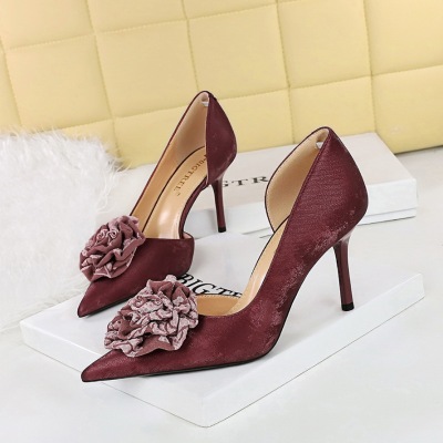 8238-H55 Chinese style women&apos;s shoes banquet high heels, slim heels, shallow mouth, pointed toe, side hollowed out 