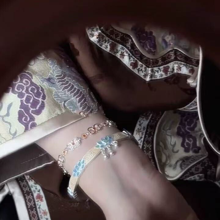 Lavish Vogu Designer Line Carved Lotus Drip Glaze Open Bracelet New Chinoiserie Luxurious Accessible Luxury Bracelet