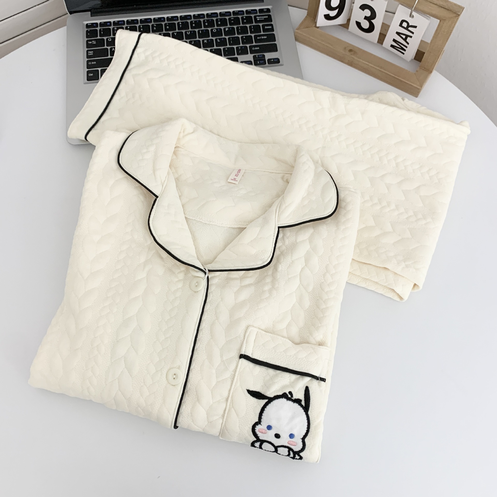 Lápices japoneses pequeños nuevos pijamas de algodón de aire primavera / otoño / invierno mezclado lindo cálido dibujos animados conjunto de ropa para el hogar