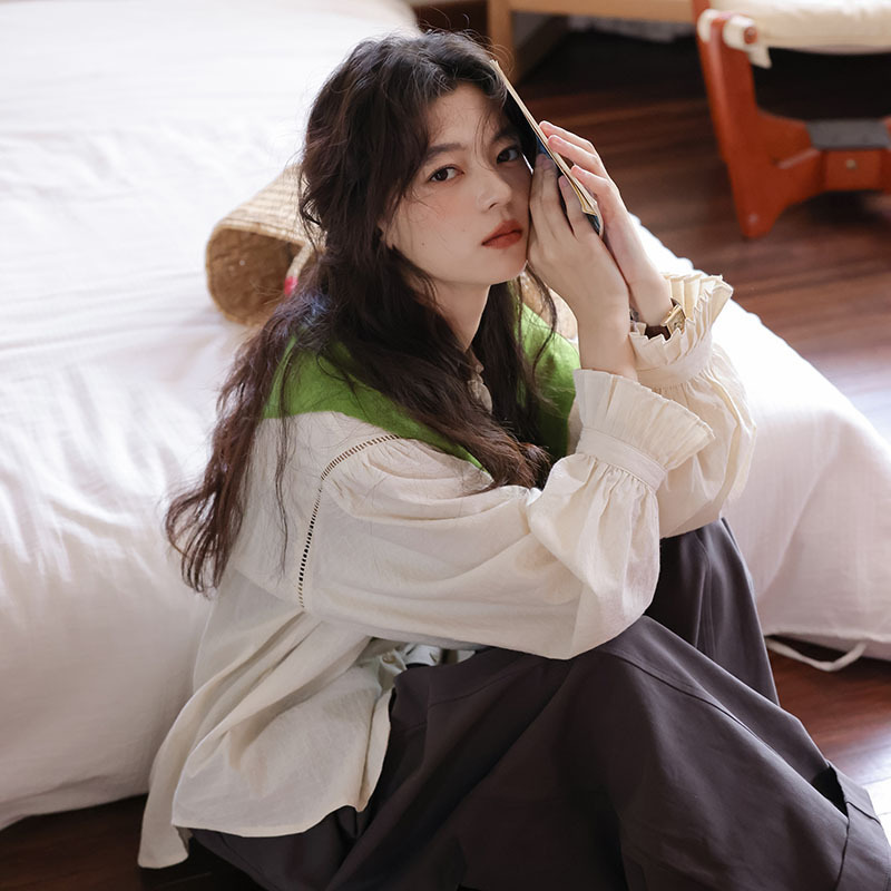 Real Shot of a Spring French-Style Elegant and Artistic Loose-Fitting Slimming Long-Sleeve Shirt for Women with Handmade Lace and Elaborate Pleated Cuffs