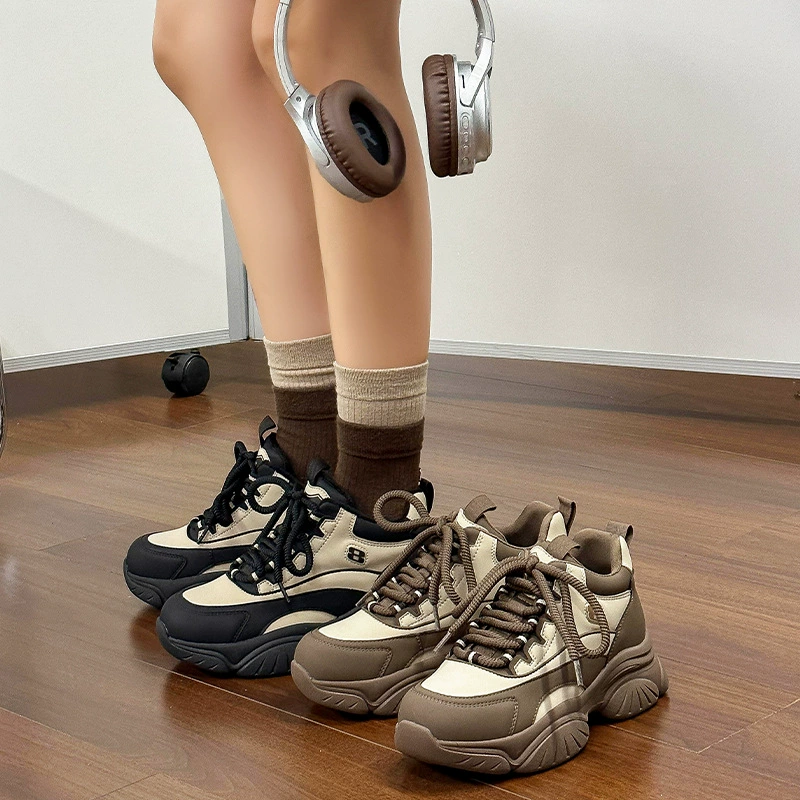 Утолщенные туфли для папы на толстой подошве, осень-зима 2024, новые кроссовки из натуральной кожи, повседневные универсальные маленькие женские туфли с внутренней стороны, спортивная обувь