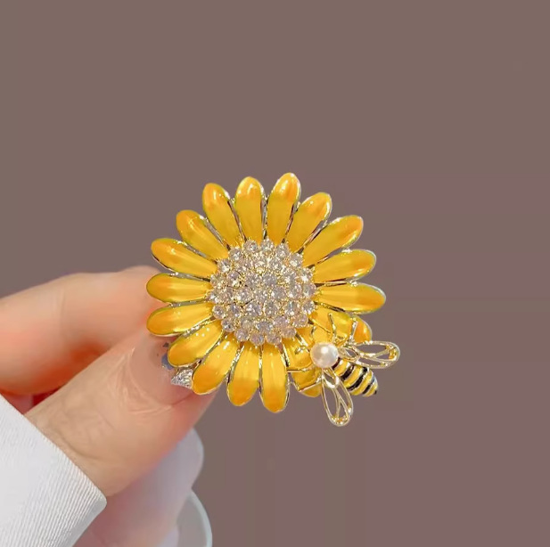 Enamel Sunflower Brooch for Women, Exquisite Bee Daisy Corsage, Niche Design Pin, Suit Accessories