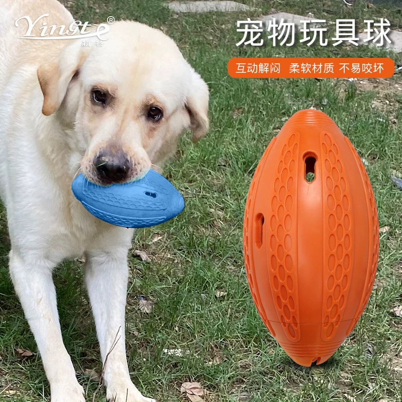 Игрушечный мяч для домашних животных кусает