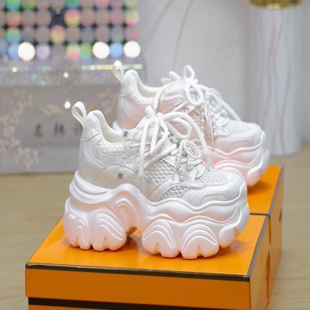 Transmisión en vivo explosiva de pies pequeños, zapatos de altura gruesa, zapatos de papá, zapatos casuales de muffin de primavera de 2025