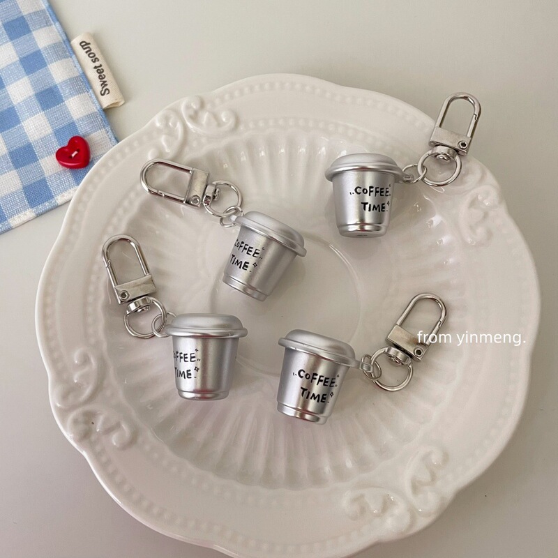 Minimalist and trendy matte silver coffee cup-shaped keychain pendant, unique design bag accessory, personalized accessory for students Minimalist and trendy matte silver coffee cup-shaped keychain pendant, unique design bag accessory, personalized accessory for students