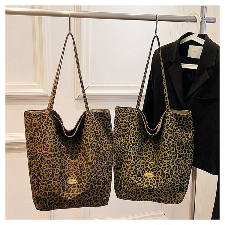 Doppelseitige Canvas-Tragetasche mit Leopardenmuster, große Kapazität, Damen-Umhängetasche im College-Stil, lässige Handtasche im City-Stil, Pendler-Tasche – Detail 28
