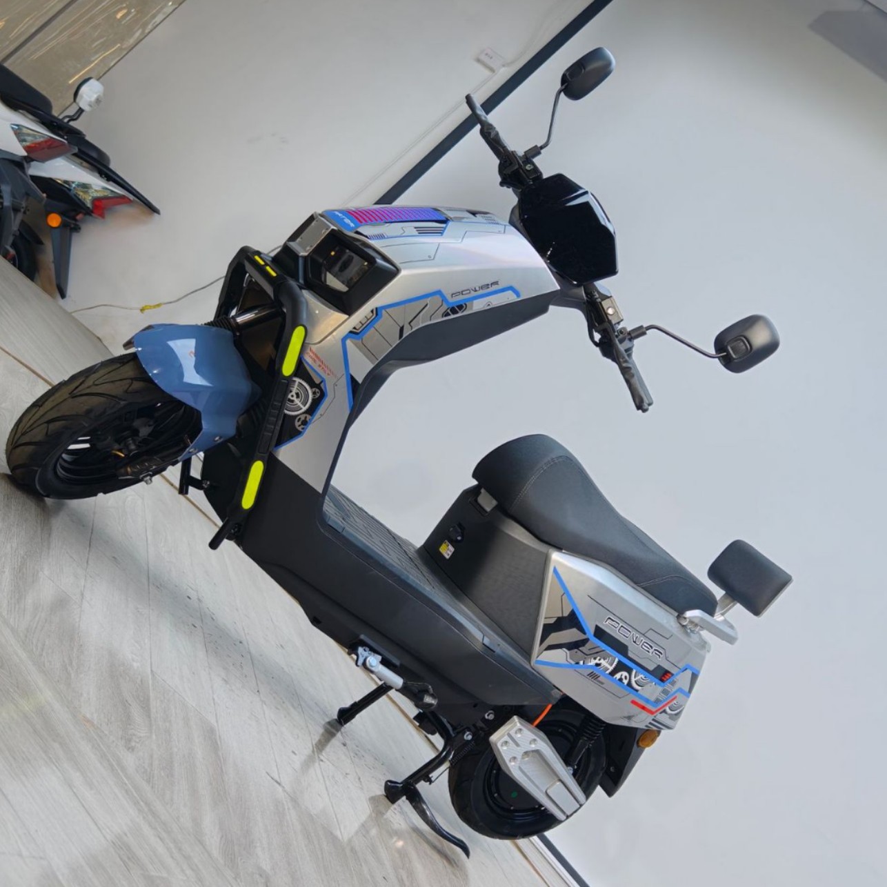 Cross-Border Export of Cangqiong Electric Motorcycles, Commuter Electric Scooters, Electric Vehicles with Long Range and High Power for Delivery Services