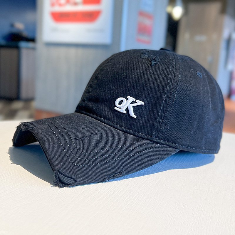 Sombreras de béisbol bordadas con letras personales moda para hombres y mujeres agujeros rotos gorra de boca de pato de pareja gorra de vaquero