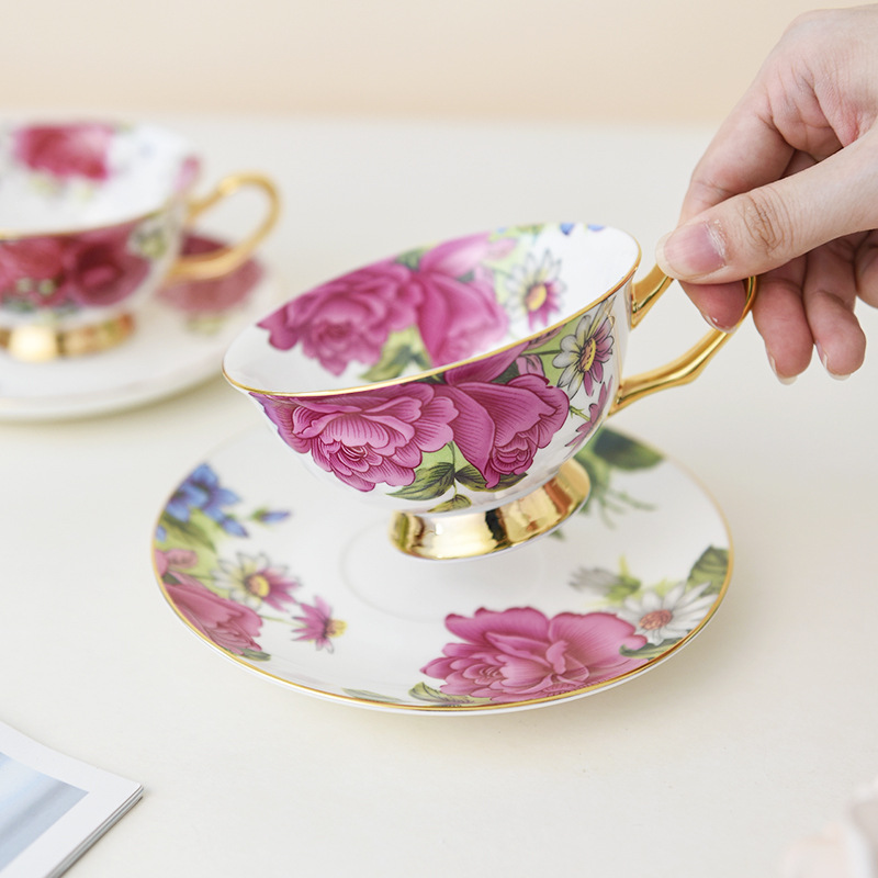 Taza de café de porcelana de hueso de oro de estilo de lujo ligero taza de té de la tarde británica taza de desayuno de alto grado taza y platillo de alta apariencia de niña