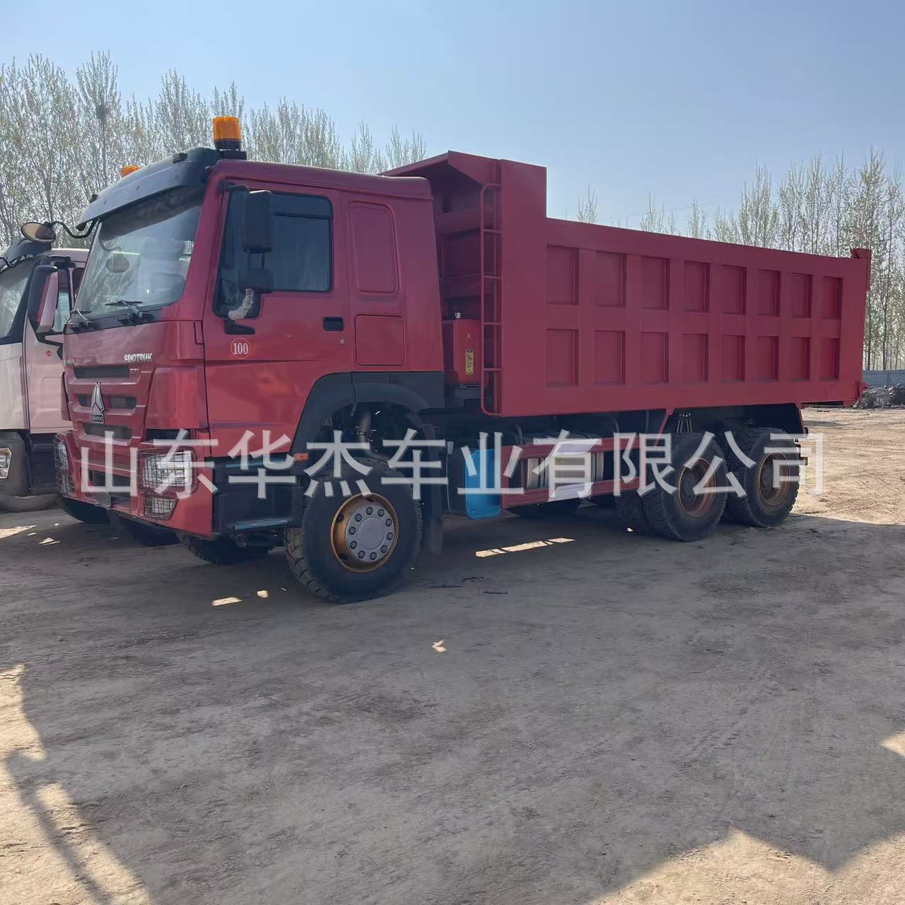 Cross-border Sinotruk Howo 8-wheel rear dump truck, 371 horsepower, for transporting soil and construction materials, export engineering truck