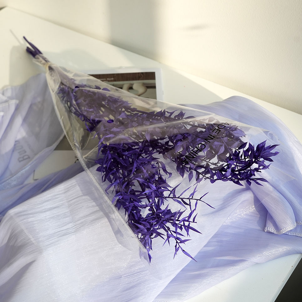 보라색 행운의 잎 한 다발