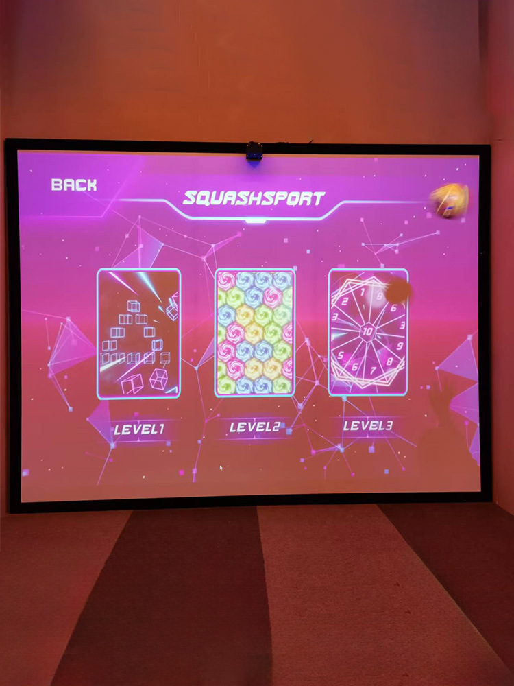 Sala de experiencias de simulación interior interactiva con proyección de pantalla, instalaciones de entretenimiento a gran escala, deportes digitales comerciales, competencia de rompecabezas inteligente