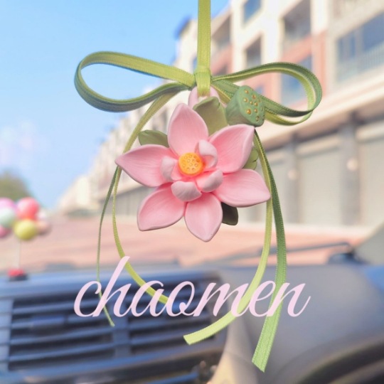 Fábrica al por mayor Lotus coche colgante coche aromaterapia Lotus fragancia Piedra buena suerte continua coche espejo retrovisor fragancia