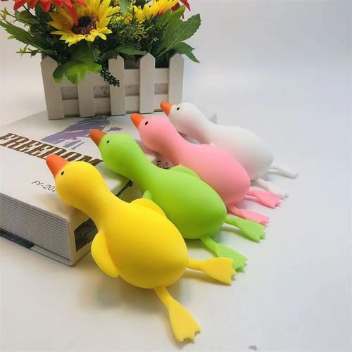 Relieve stress by squeezing the duck, kneading the flour, pulling the duck, and petting the white goose. The cute and innocent yellow duck has slow rebounding and is lying down. 