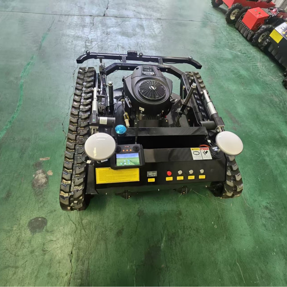 源头厂家智能履带式割草机 黑武士农用果园除草机 山地开荒剪草机
