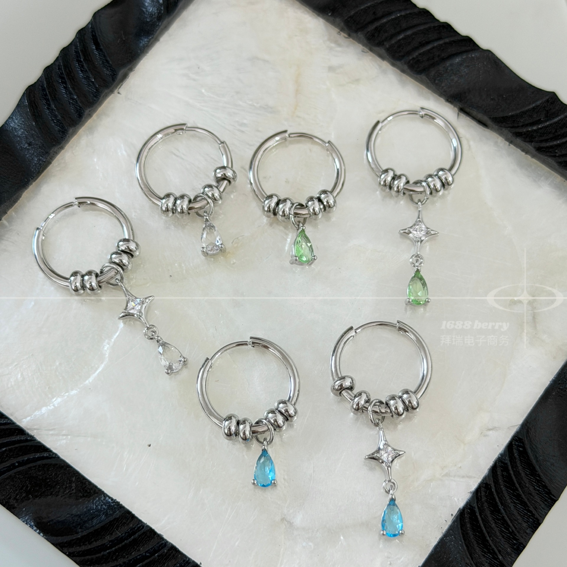 Elegant and sophisticated green teardrop-shaped four-pointed star tassel asymmetrical earrings, suitable for both pierced and non-pierced ears, with detachable design