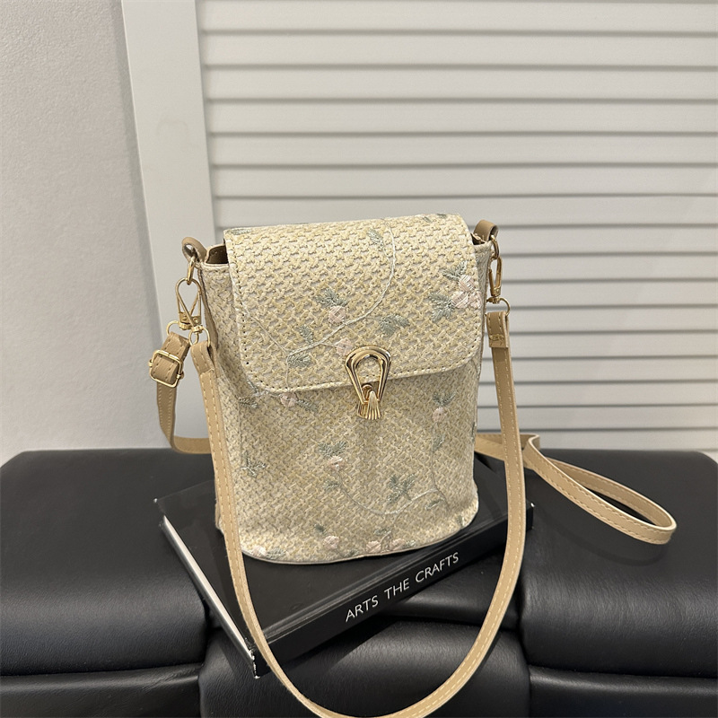 夏天草编包包女2025新款小清新蕾丝花朵编织水桶包简约单肩斜挎包