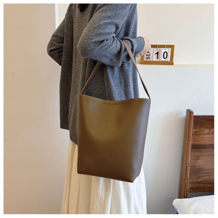 Solid color Tote bag 2024 new style, high-end, large-capacity single-shoulder versatile, niche women's bag, casual and simple bucket bag undefined