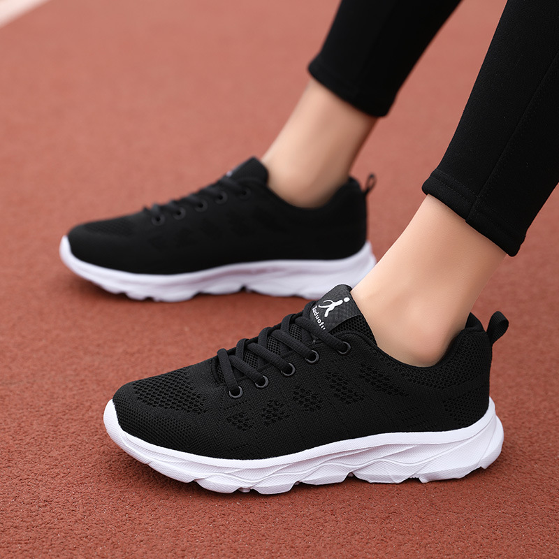 Zapatos de mujer primavera productos genuinos malla transpirable zapatilla de deporte talón plano de las mujeres zapatos de fondo suave zapatos casuales zapatos solos volando moda tejida