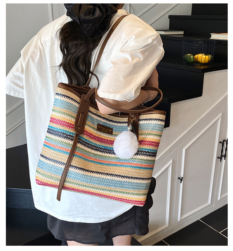 This is a new 2025 summer beach-style women's bag with a simple and versatile hand-held design. It's a single-shoulder vacation woven bag full figure