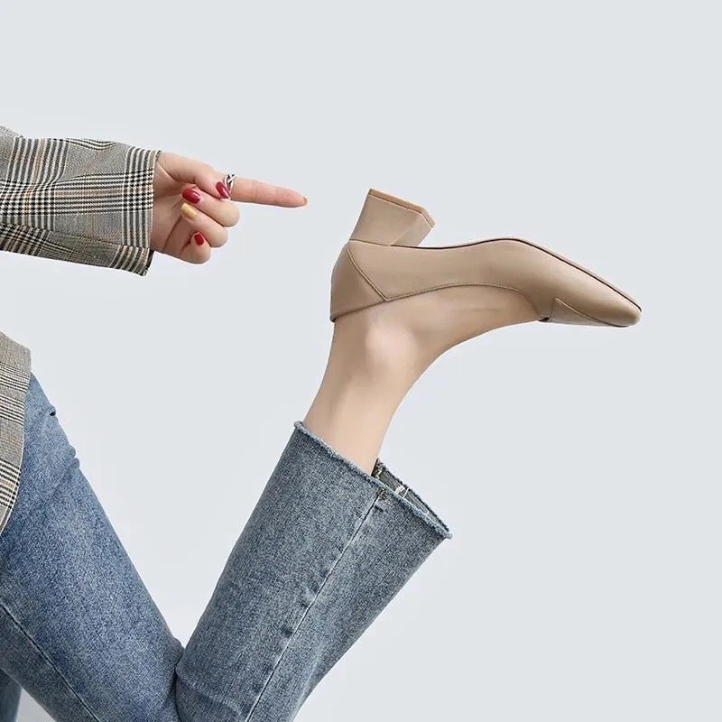 2026 primavera nuevo zapatos de cuatro estaciones con suela suave de mediana edad zapatos de madre de tacones gruesos estilo británico zapatos de cuero de trabajo casuales cómodos