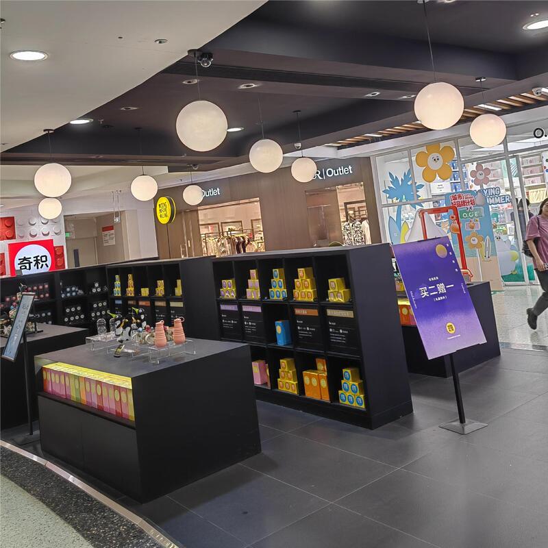 Minimalist Creative Moon Pendant Light Art Planet Moon Lamp for Shopping Malls, Coffee Shops, Dining Bars, Commercial Lighting Fixtures