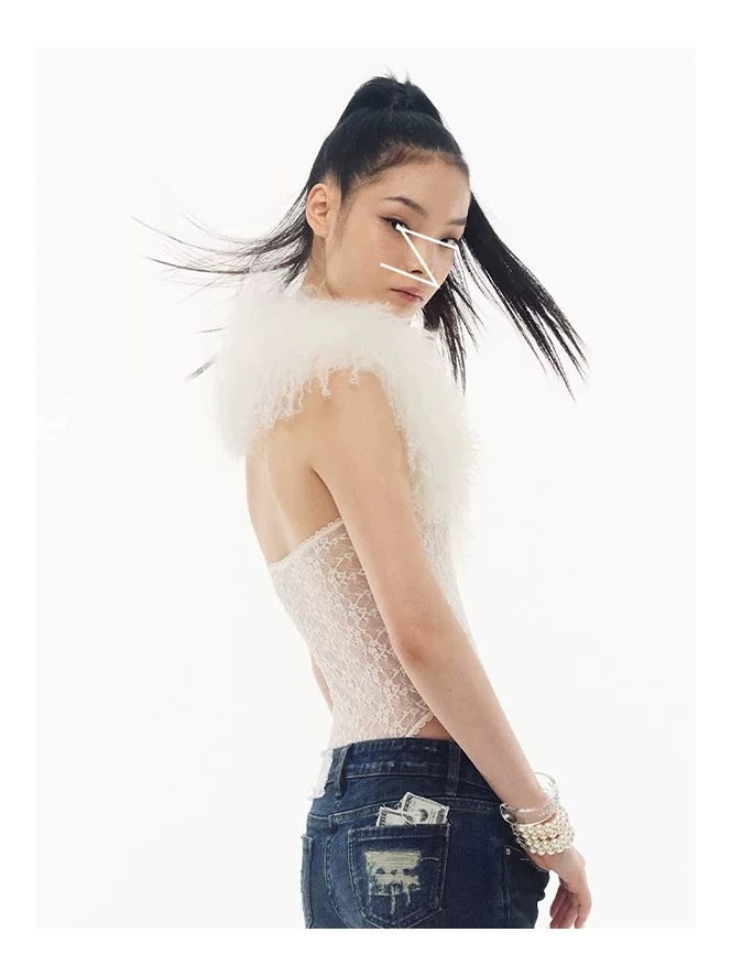26 nuevo chaleco de encaje de cuello de pluma blanca, nicho de diseño femenino, delgado, chica caliente con una camisa