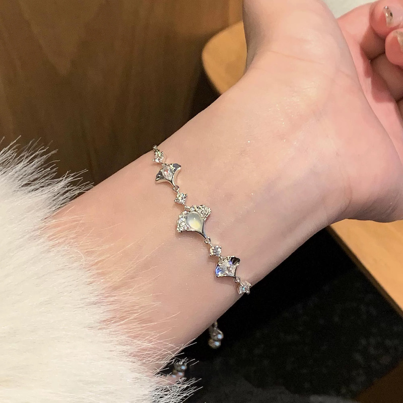 Cool and Elegant Cat's Eye Stone and Ginkgo Leaf Bracelet for Women, High-End Light Luxury Niche Design Fashion Jewelry, Adjustable Accessory Cool and Elegant Cat's Eye Stone and Ginkgo Leaf Bracelet for Women, High-End Light Luxury Niche Design Fashion Jewelry, Adjustable Accessory