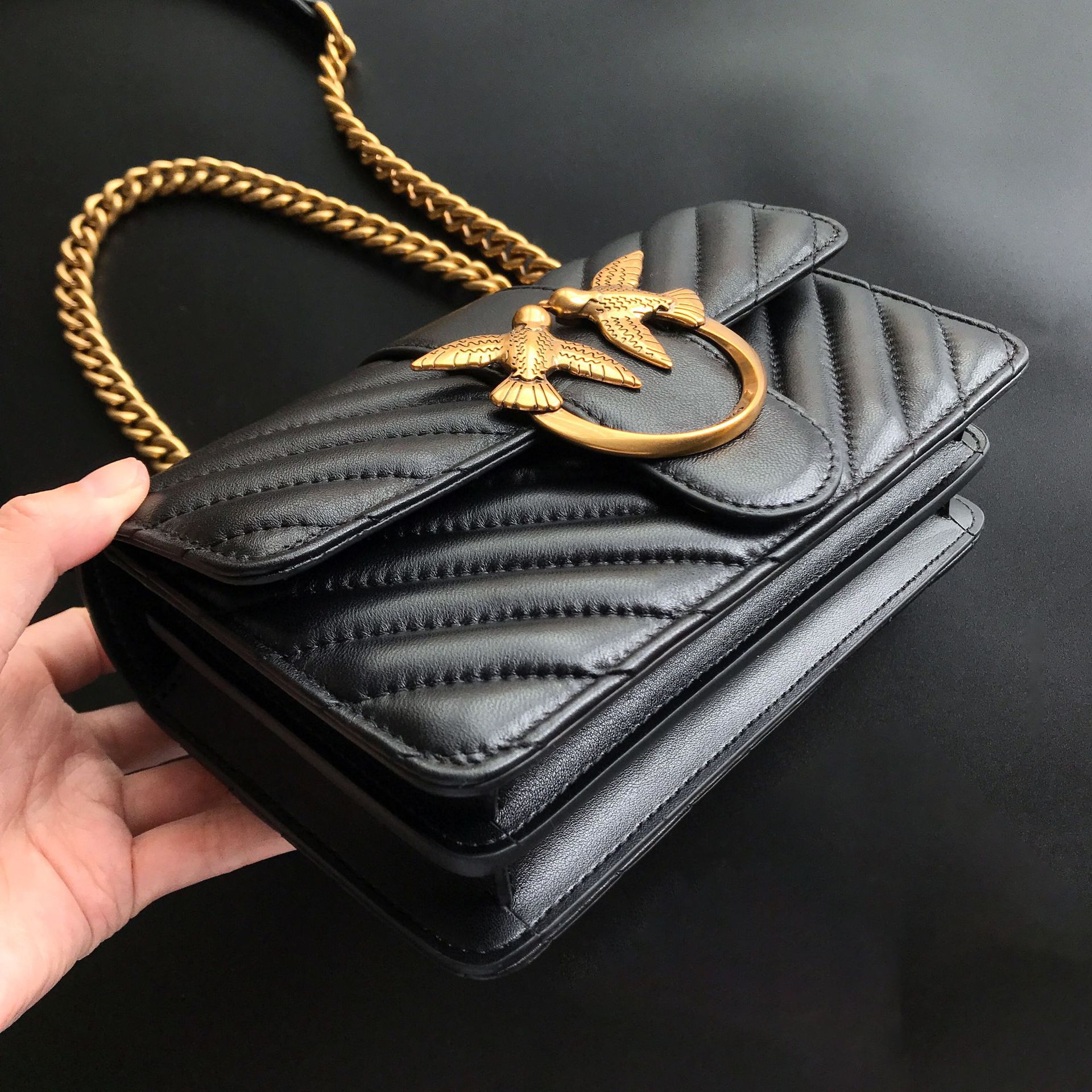 2023 nuevo pinko de alta calidad mismo estilo V-patrón de piel de oveja hombro de las axilas de las mujeres bolsa de sarga de la cadena de pelo generación