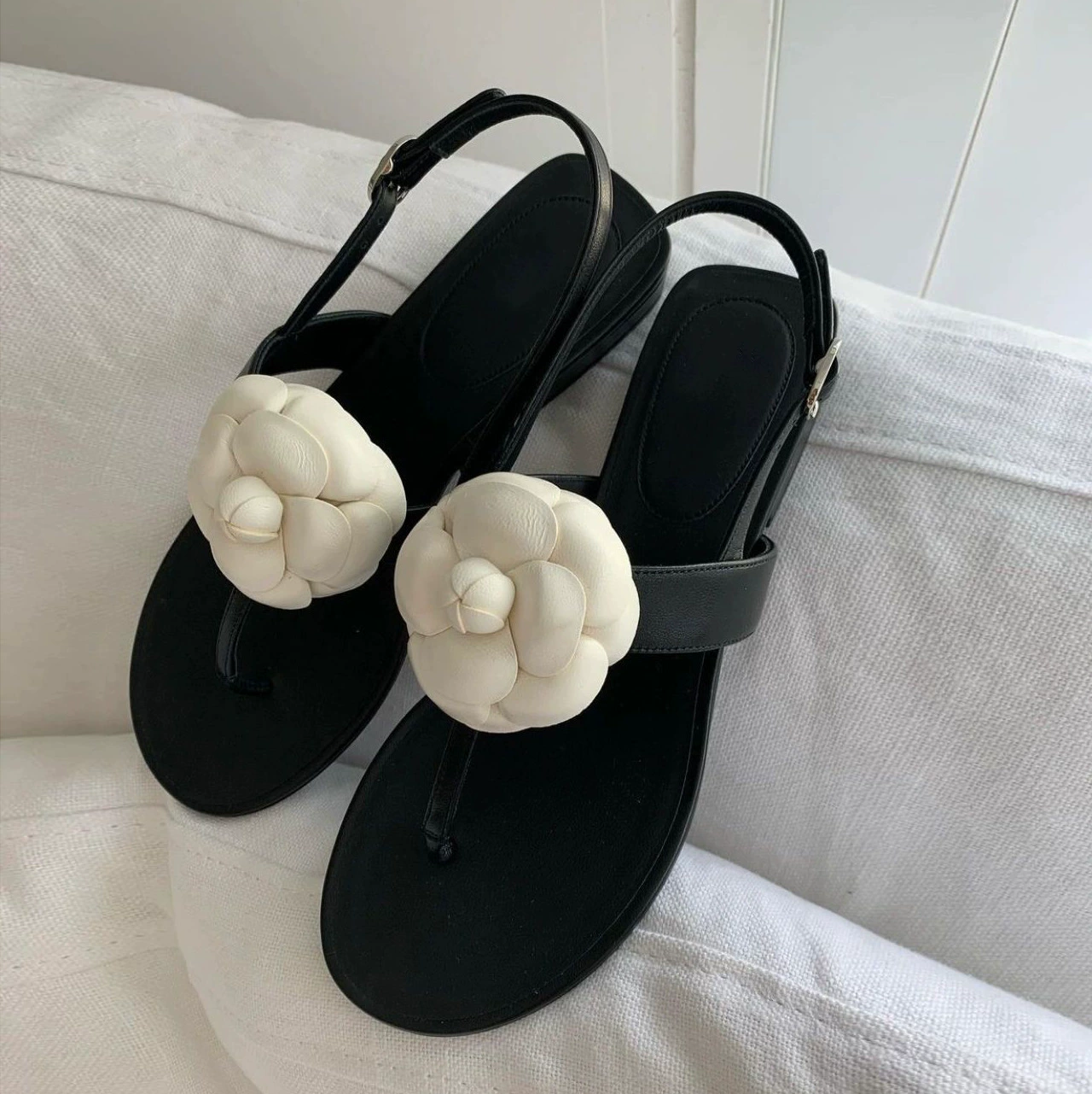 Версия из овчины ~ Xiaoxiangfeng Camellia, женские сандалии на плоской подошве из натуральной кожи, летние римские сандалии с Т-образным ремешком и клипсой в тон