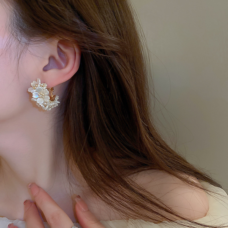 Pendientes de costura de flores de diamantes de aguja de plata galvanizada de oro real pendientes de diseño fresco pendientes artísticos para mujeres