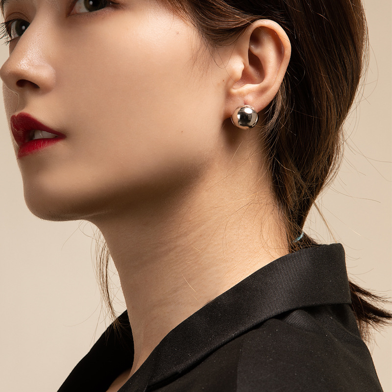Simple bola oreja hebilla personalidad femenina de la moda S925 aguja de plata ins nicho diseño pendientes hip hop punk pendientes moda