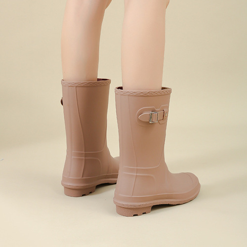 Fashionable women's medium-height waterproof rain boots, one-piece slip-resistant water boots for adults, wearable outdoor shoes