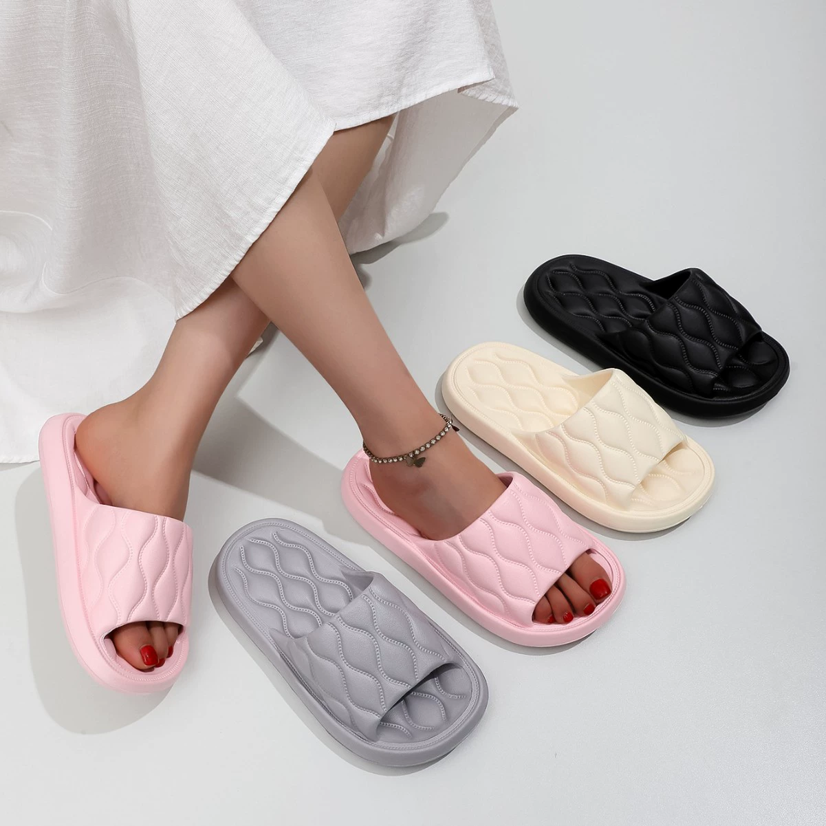 Летние домашние тапочки 2025 года с мягкой подошвой для женщин, модные текстурированные клетчатые тапочки для улицы, пляжа и дома, стильные тапочки для пары.